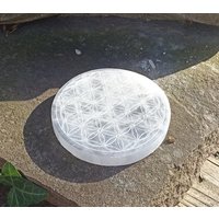 Selenit Scheibe, Aufladestation Mit Gravur von BlackForestRockShop