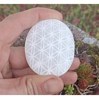 Selenit Seifenstein Mit Gravur "Blume Des Lebens", 75 Gramm von BlackForestRockShop