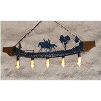Rustikale Reiter Deckenleuchte - Bauernhaus Holz & Stahl Leuchte von BlackSeaLighting
