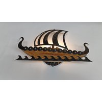 Wandlampe - Wikingerschiff Holz Und Metall Wandleuchte von BlackSeaLighting