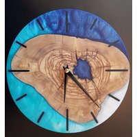 Epoxidharz & Olivenholz Wanduhr, Live Edge Epoxy Holz Wohngeschenk, Unikat von BlackSeaResinWorks