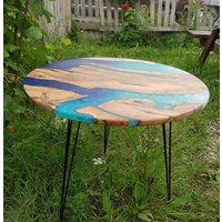 Personalisierter Olivenholz & Harz Couchtisch Runder Epoxy Beistelltisch von BlackSeaResinWorks