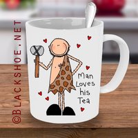 Blackshoe, Mann Liebt Seinen Tee, Kaffee, Tasse Für Ihn, Papa, Kaffeeliebhaber, Teeliebhaber, Caveman, Caveman Tasse, Illustrierte Blackshoe, Mann Liebt Seinen Tee, Kaffee, Tasse Für Ihn, Papa, Kaffeeliebhaber, Teeliebhaber, Caveman, Caveman Tasse, Illustrierte von Blackshoegifts