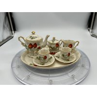 Porzellan Miniatur Erdbeere Und Reben Tee-Set Mit Gold Verzierungen von Blastfrompasttoys