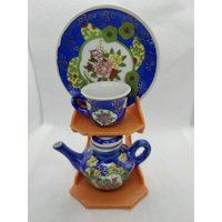 Vintage Floral Miniatur Teekanne Und Tasse Untertasse Mit Ständer von Blastfrompasttoys