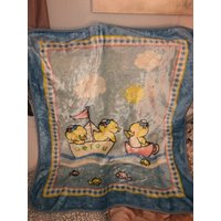 Vintage Babydecke Enten Segelboot Untertasse Tasse Boot Aeiou Vokale A E I O U Blau Rosa Flagge Glänzend Kleiner Fisch Ozean Meer Steuer von Blastpastplush
