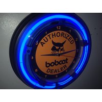 Bobcat Lenker Traktor Authdealer Bauernhof Scheune Garage Bar Neon Wanduhr Werbung Mann Höhlenschild von BlastsFromThePast21