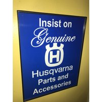 Husqvarna Motorrad Genparts Service Mechaniker Werkstatt Bar Werbeaufdruck Mann Höhle Schild von BlastsFromThePast21