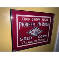Pionier Hi Bred Corn Feed Seed Barn Farm Farmer Garage Bar Gerahmt Werbedruck Mann Höhlenschild Pionier Hi Bred Corn Feed Seed Barn Farm Farmer Garage Bar Gerahmt Werbedruck Mann Höhlenschild von BlastsFromThePast21