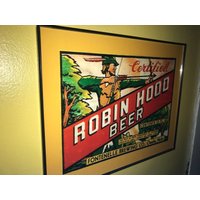 Rotkehlchen Kapuze Bogenschütze Bierstange Gerahmt Werbedruck Mann Höhle Schild von BlastsFromThePast21