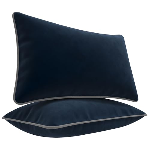 Blau Marité Kissenbezüge 30x50 cm – 2er Set aus weichem Samt – Dekokissen mit kontrastierendem Rand – Dunkelblau & Grau – Ohne Füllung von Blau Marité