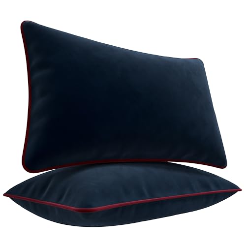 Blau Marité Kissenbezüge 30x50 cm – 2er Set aus weichem Samt – Dekokissen mit kontrastierendem Rand – Dunkelblau & Bordeauxrot – Ohne Füllung von Blau Marité