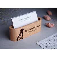 Massivholz Personalisierter Tierarzt Geschenk, Tech Haustier Arzt, Desktop Visitenkarten Halter, Schreibtisch Kartenständer Massivholz Personalisierter Tierarzt Geschenk, Tech Haustier Arzt, Desktop Visitenkarten Halter, Schreibtisch Kartenständer von BlazerWorkshop