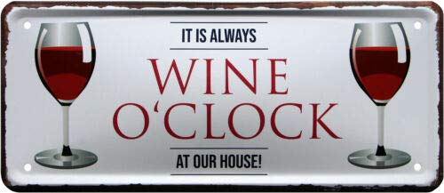 WOGEKA ART Retro Blechschild - It is always Wine o`clock at our house - witziger Spruch als Geschenk-Idee zum Geburtstag Weihnachten Dekoration 28x12 cm Vintage-Design Metall 1988 von WOGEKA ART