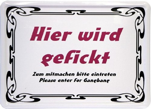 WOGEKA ART Retro Blechschild - Hier wird gefickt - witziger Spruch als Geschenk-Idee zum Geburtstag Weihnachten zur Dekoration 15x21 cm Vintage-Design aus Metall MJ 132 von WOGEKA ART