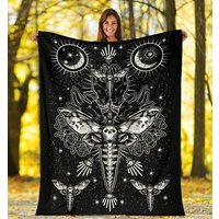 Skull Moth Secret Society Occult Style Decke Schwarz Weiß-Okkult-Okkult Dekor-Totenkopf Decke von BlendedExtreme