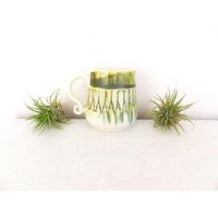 Mid Century Style Art Pottery Creamer Creamer Grüne & Weiße Sgraffito-Glasur Mid Century Style Art Pottery Creamer Creamer Grüne & Weiße Sgraffito-Glasur von BlendedSplendid