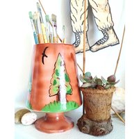 Vintage Handbemalte Keramik Vase Mid Century Woodland Folk Art von BlendedSplendid