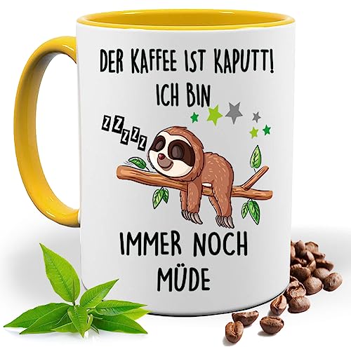 Blickfang Lustige Tasse mit Spruch |DER KAFFEE IST KAPUTT ICH BIN IMMER NOCH MÜDE | Faultier | Kakao- Kaffee- Tee- Fototasse| Geschenke für männer frauen | Keramik Tasse |Spülmaschinenfest (Gelb) von Blickfang
