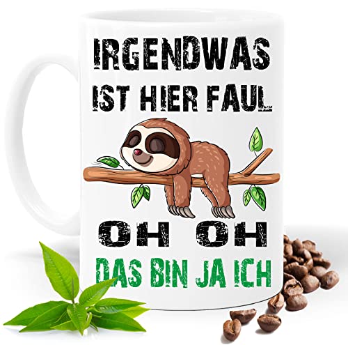 Blickfang Lustige Tasse mit Spruch |IRGENDWAS IST DA FAUL OH DAS BIN JA ICH | Faultier | Kakao- Kaffee- Tee- Fototasse| Geschenke für männer frauen | Keramik Tasse |Spülmaschinenfest (Weiss) von Blickfang