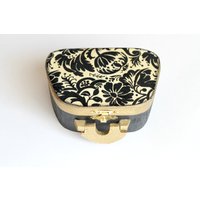 Schwarz & Weiß Floral Dekorative Box Altered Art Schmuck Trinket Box von BlingNThingsbyPenny