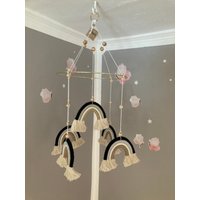 Mobile Regenbogen in Schwarz/Beige Babymobile Babygeschenk Babyzimmer Dekoration Mobile Regenbogen in Schwarz/Beige Babymobile Babygeschenk Babyzimmer Dekoration von Blinglie
