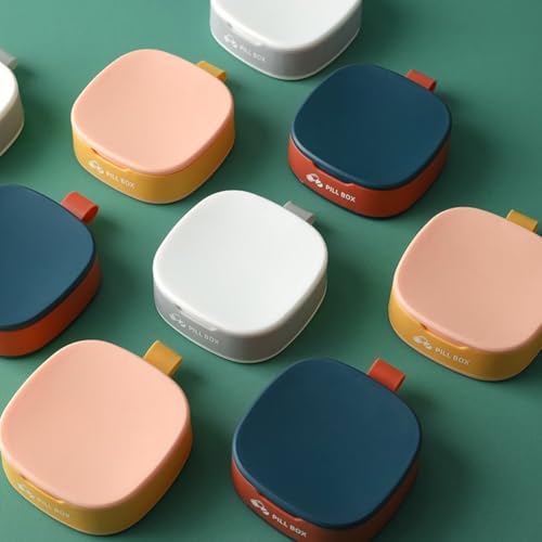 Effizient organisierte Reise-Pillendose mit vier Fächern für einfachen Zugang zu Medikamenten überall (grau-weiß) von BlissfulAbode