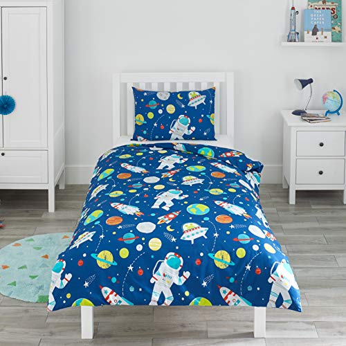 Bloomsbury Mill - Kinderbettwäsche 120 x 150cm Weltraum, Astronaut & Raketen für Kinder - Baby Bettwäsche Mädchen und Jungen – Blau Wendebettwäsche und Kissenbezug-Set für Kleinkinder & Babybetten von Bloomsbury Mill