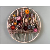 Bunte Wanddekoration Aus Getrockneten Blumen - Boho-Rustikaler Blumenkranz Für Gemütliches Zuhause Und Meditationsbereich von BloomyConcept