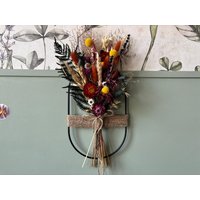 Bunter Trockenblumen-Wanddekor Auf Schwarzem Ovalem Hoop - Handgemachter Herbstblumenbehang in Gelb-, Burgunder- Und Naturtönen 18 X 30 cm Bunter Trockenblumen-Wanddekor Auf Schwarzem Ovalem Hoop - Handgemachter Herbstblumenbehang in Gelb-, Burgunder- Und Naturtönen 18 X 30 cm von BloomyConcept