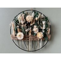 Wandkranz Aus Trockenblumen Mit Eukalyptus | Natürlicher Blumenring Für Meditation, Entspannung, Boho - Und Modernes Wohndesign von BloomyConcept