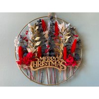 Weihnachts-Wanddeko - Trockenblumenring Mit Goldblättern & Personalisierbarem Holzschild von BloomyConcept