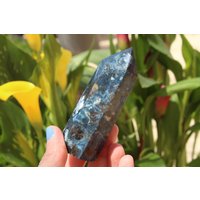 Blauer Kyanit Polierter Obelisk Turm Punkt Kristall Charm Channeling Stein Traumstein von BlowingOnDandelion