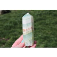 Der Pacience Crystal Pistazien Calcit Obelisk Turm Seegrün Punkt Karibik Hexagonal von BlowingOnDandelion