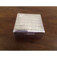 Silber Schmuckkästchen Oder Zigarettenschachtel Aus Den 1920Er Jahren Silber Schmuckkästchen Oder Zigarettenschachtel Aus Den 1920Er Jahren von BlueChairCuration