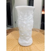 Vintage 1970Er E. O. Brody Co. Faltenmuster Weiße Milchglas Vase von BlueEyedBees