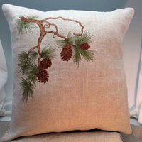 Kiefernzweig Design Kissen Kunsthandwerk Pinecones Nadeln Ast Handwerkerbungalow Bestickte Kiefernzweig Design Kissen Kunsthandwerk Pinecones Nadeln Ast Handwerkerbungalow Bestickte von BlueIceTextiles