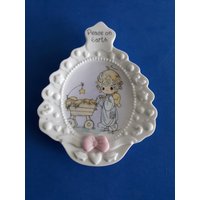 Kostbare Momente Weiße Porzellan Weihnachtsornamente, Frieden Auf Erden, Gottes Segen Zu Dir Bringen, Trinket Dish 1995 Von Enesco Vintage von BlueJayStar