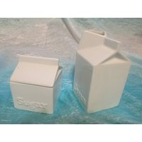 Vintages Set Mit 2 Keramiksahne - Und Zuckerbehälter-Aufbewahrung, Milchboxen, Weißer Geschenkartikel, Sammlergeschirr Vintages Set Mit 2 Keramiksahne - Und Zuckerbehälter-Aufbewahrung, Milchboxen, Weißer Geschenkartikel, Sammlergeschirr von BlueJayStar
