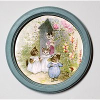 Beatrix Potter, Tom Kitten Runder Holzgerahmter Kunstdruck-Kinderzimmerbild-Wandbehang Plakette Moppet Und Handschuhe Im Garten von BluebellArtandWood