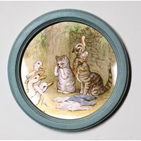 Beatrix Potter Tom Kätzchen, Runder Holzgerahmter Kunstdruck, Kinderzimmer-Bild-Plakette Wandbehang, Die Kätzchen Bitten Die Enten Um Hilfe von BluebellArtandWood