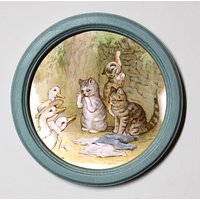 Beatrix Potter Runde Holz Gerahmt Kunstdruck Kinderzimmer Bild Wandbehang Plakette Moppet Und Fäustlinge Bitten Sie Die Enten Um Hilfe Illustration von BluebellArtandWood