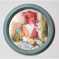 Beatrix Potter Tom Kätzchen Rund Holzgerahmt Kunstdruck Kinderzimmer Bild Wandbehang Plaque, Die Spielen Im Schlafzimmer Illustration von BluebellArtandWood