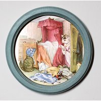 Beatrix Potter Runde Holz Gerahmt Kunstdruck Kinderzimmer Bild Wandbehang Plakette Tabitha Fängt Die Kätzchen Im Schlafzimmer Illustration von BluebellArtandWood