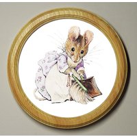 Beatrix Potter Runde Holz Gerahmt Kunstdruck Kinderzimmer Bild Wandbehang Plaque Hunca Munca Illustration Print von BluebellArtandWood