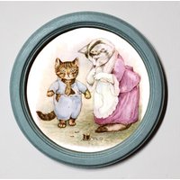 Beatrix Potter Rundes Entenei Aus Holz Gerahmter Kunstdruck, Kinderzimmerbild, Wandbehang, Tabitha Dressing Tom Illustration von BluebellArtandWood