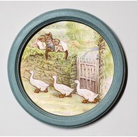 Beatrix Potter Tom Kätzchen Rund Holzgerahmt Kunstdruck Kinderzimmer Bild Wandbehang Moppet Und Handschuhe Treffen Die Enten Illustration von BluebellArtandWood