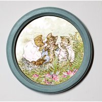 Ente Ei Runde Holzgerahmt Beatrix Potter Kunstdruck, Kinderzimmer Bild Wandbehang Plaque Moppet Und Handschuhe Dressing Tom Wieder von BluebellArtandWood