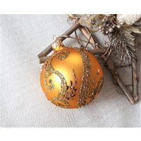 Gold Weihnachtskugel Ornament, Handbemalte Weihnachts Glas Dekoration, Traditionelle Handarbeit Weihnachten Handgefertigt von BluebirdbyRobin