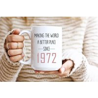 50. Geburtstagstasse Die Welt Zu Einem Besseren Ort Machen Seit 1972 Happy 50Th Birthday 50Er Jahre, Geschenk 50Er, Geburtstag Latte Mug von Bluebubbly